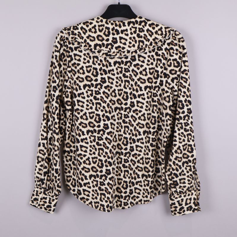 Blus i leopardmönster, bakifrån
