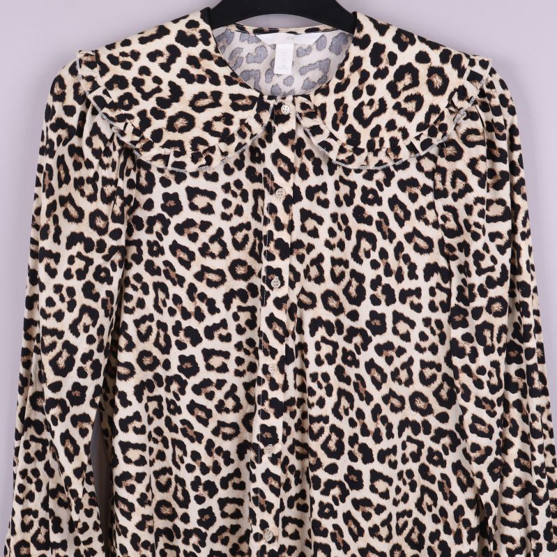 Leopardmönstrad blus framifrån