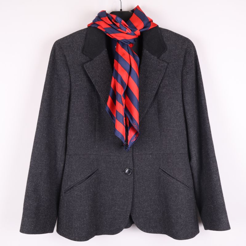 Mörkgrå kavaj med randig scarf