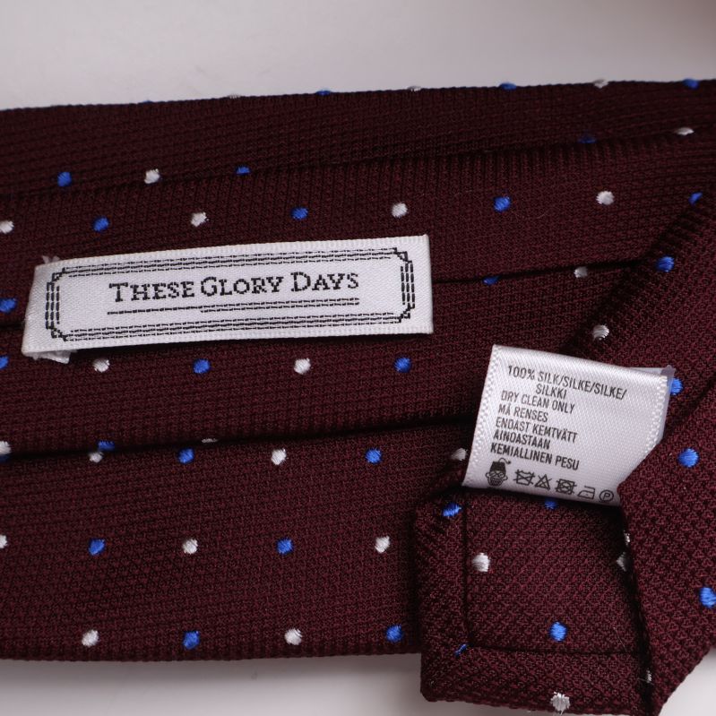 Märkesetikett These Glory Days på slips