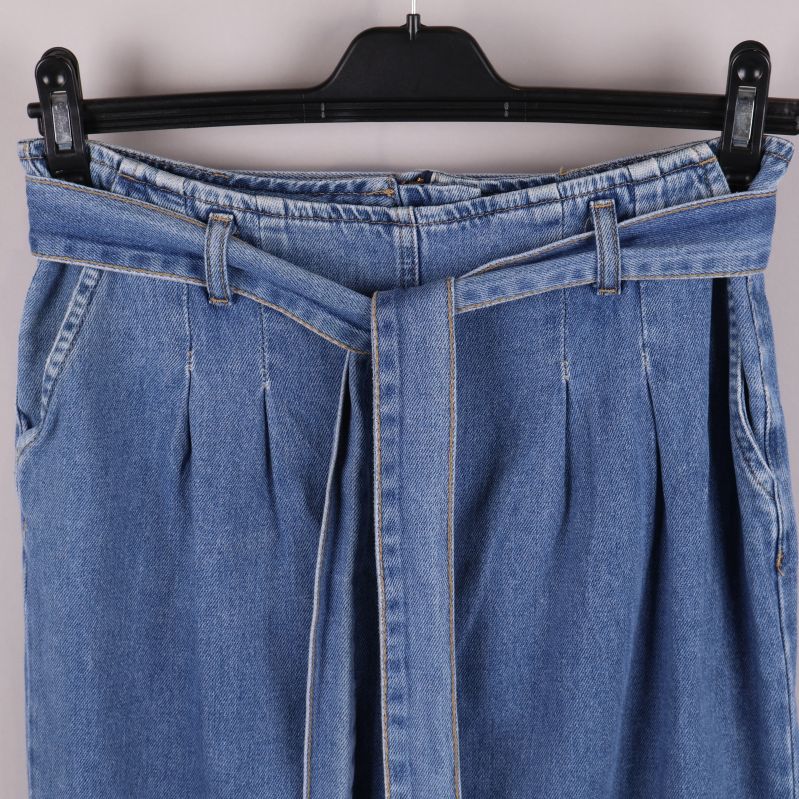 Detaljbild på jeanskjolens bälte