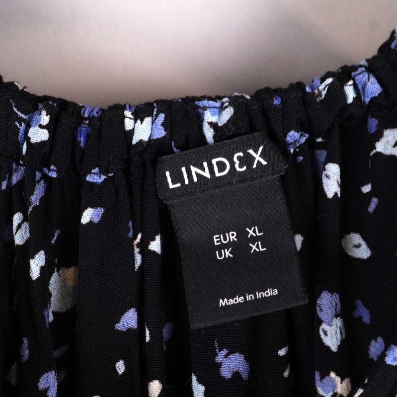 Lindex etikett med storleksinformation på klänning