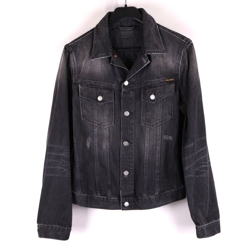Svart denimjacka framifrån med knappar