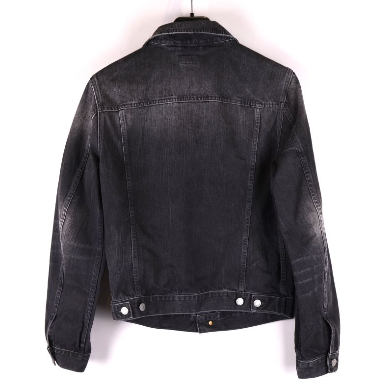 Svart denimjacka bakifrån