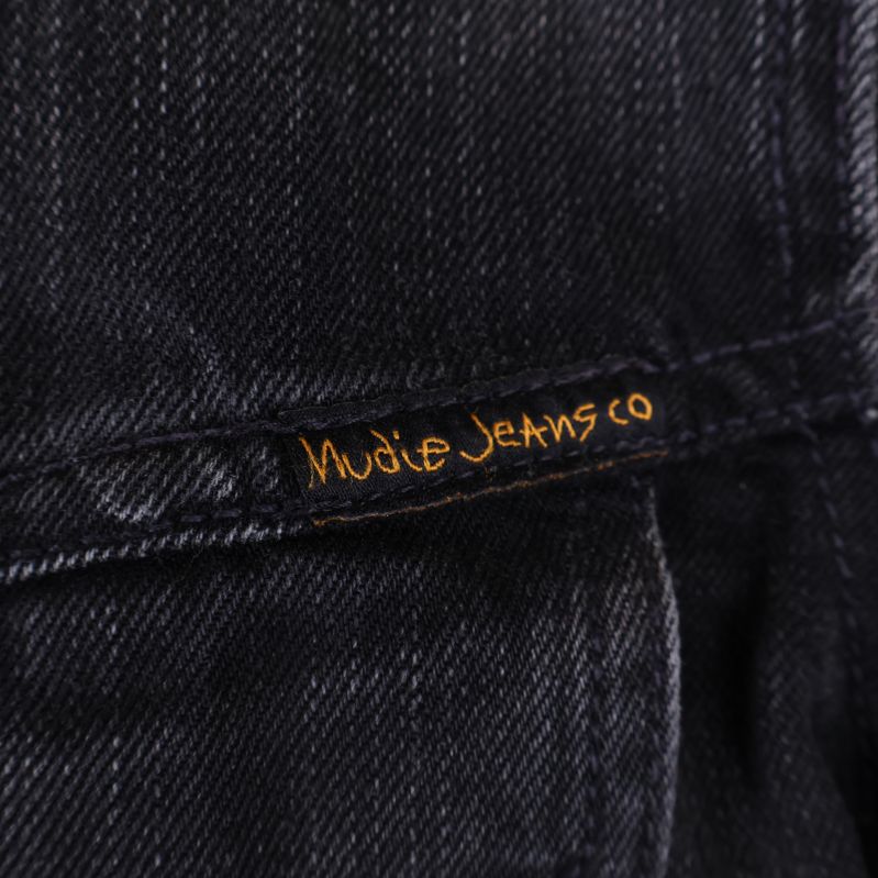 Text på jackan med märket Nudie Jeans Co