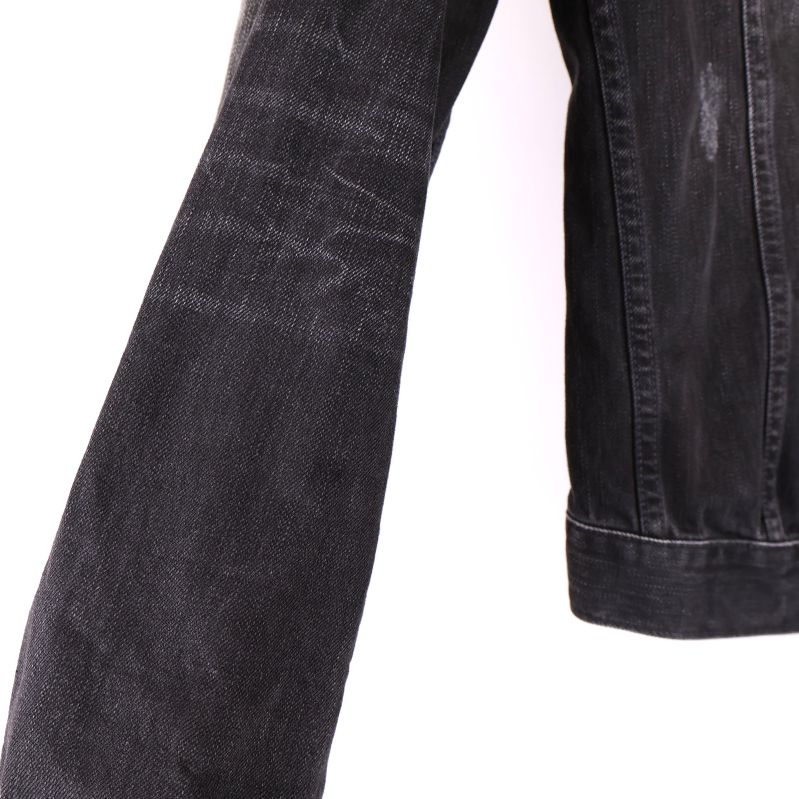 Ärm på svart denimjacka