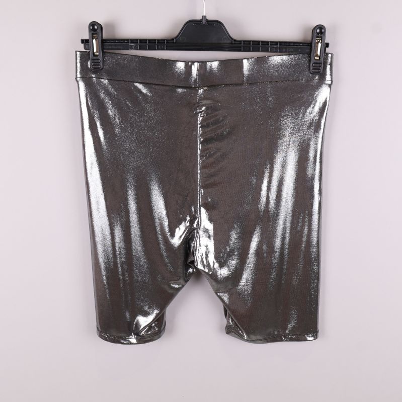 Baksida av glittriga metallic shorts 