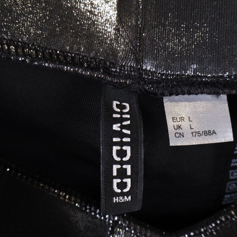 Storleksetikett för glittriga metallic shorts