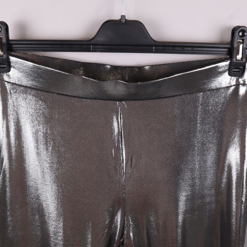 Närbild av metallic shorts överdel 