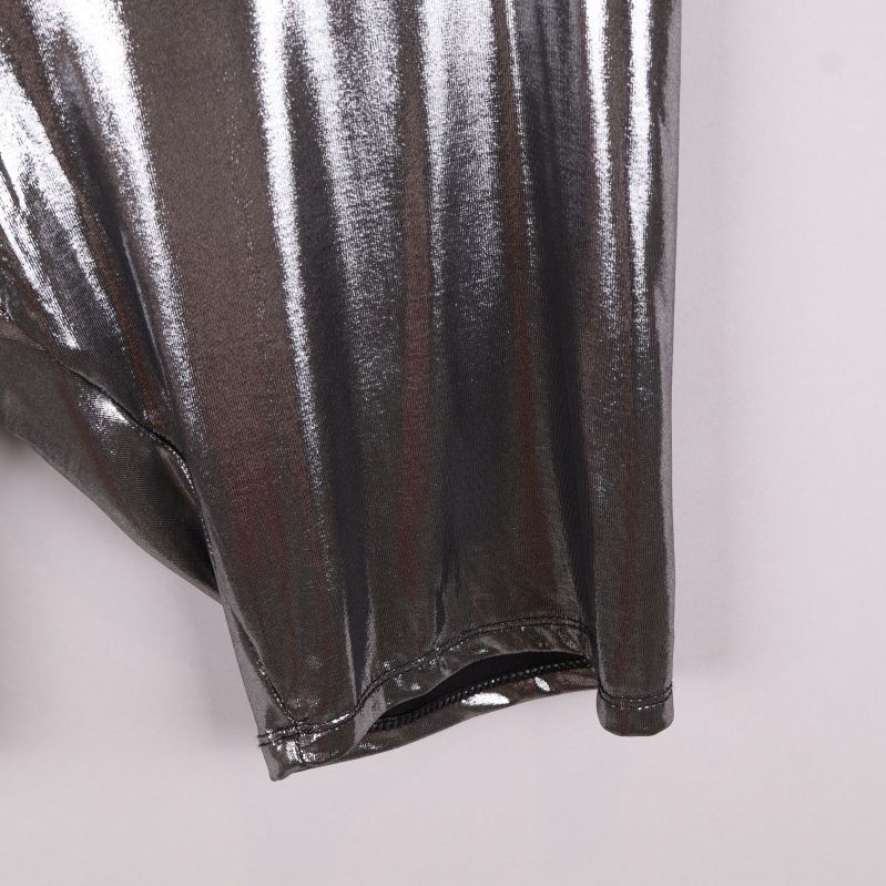 Närbild av benöppning på glittriga metallic shorts