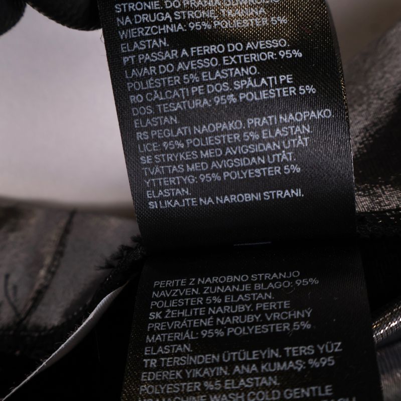 Materialetikett med sammansättning 95% polyester, 5% elastan