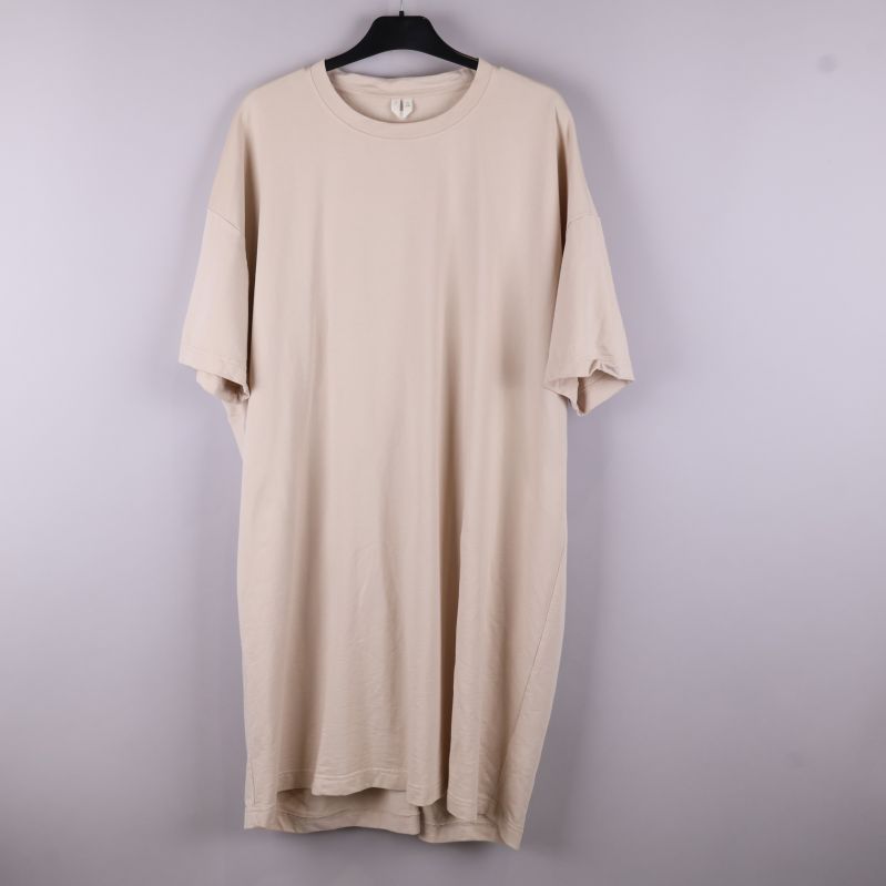 Beige t-shirtklänning framifrån