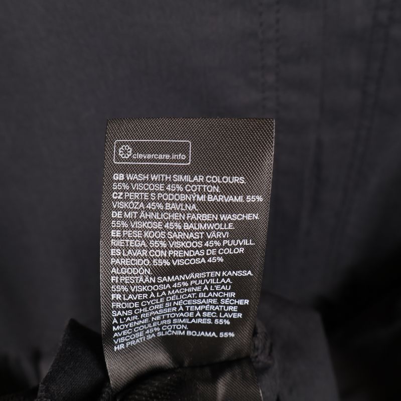 Tvättetikett med materialinformation för klänning