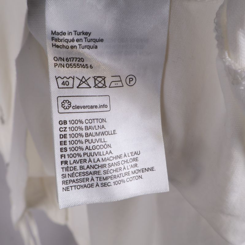 Material- och skötsellapp på vit topp