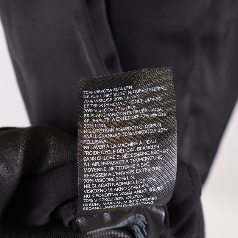 Närbild av materialetikett på blus