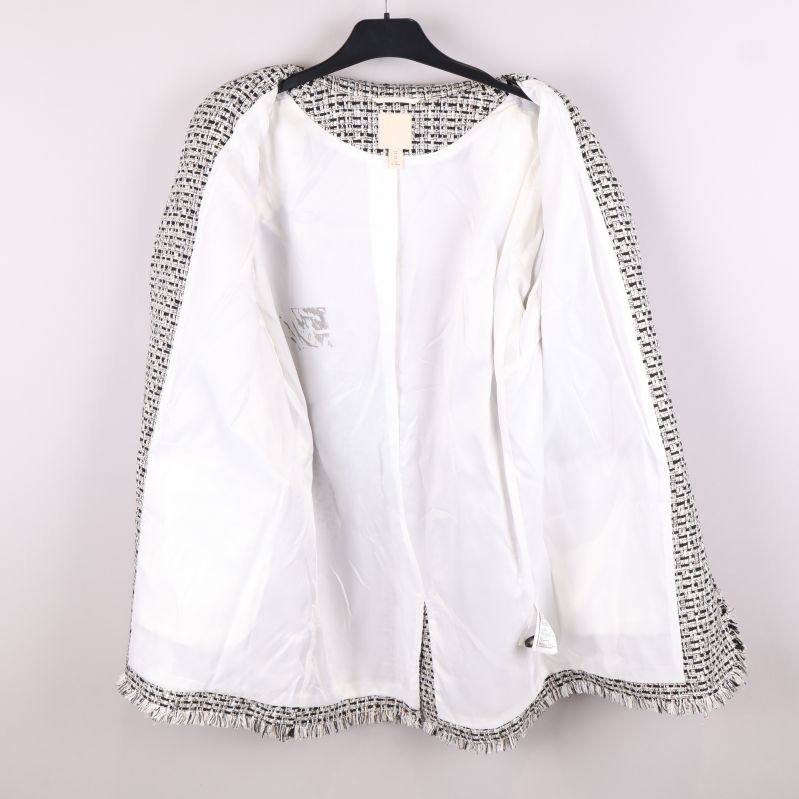 Kavajens insida med vitt foder