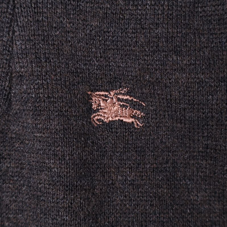 Närbild av broderad logotyp på kjol