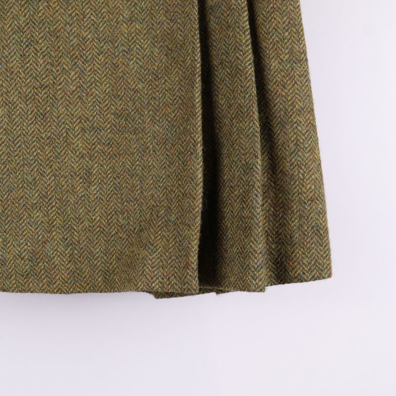 Närbild på kjolens herringbone-tyg