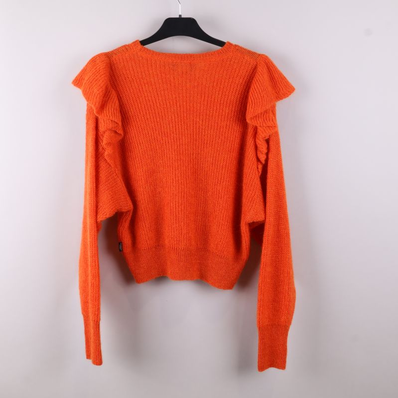 Orange tröja sett bakifrån med volangdetalj
