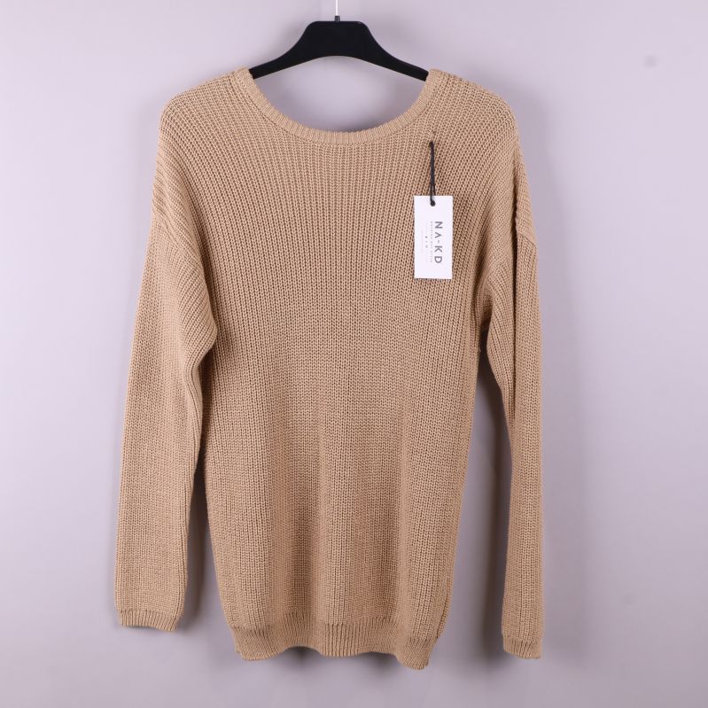 Beige stickad tröja med rund halsringning 