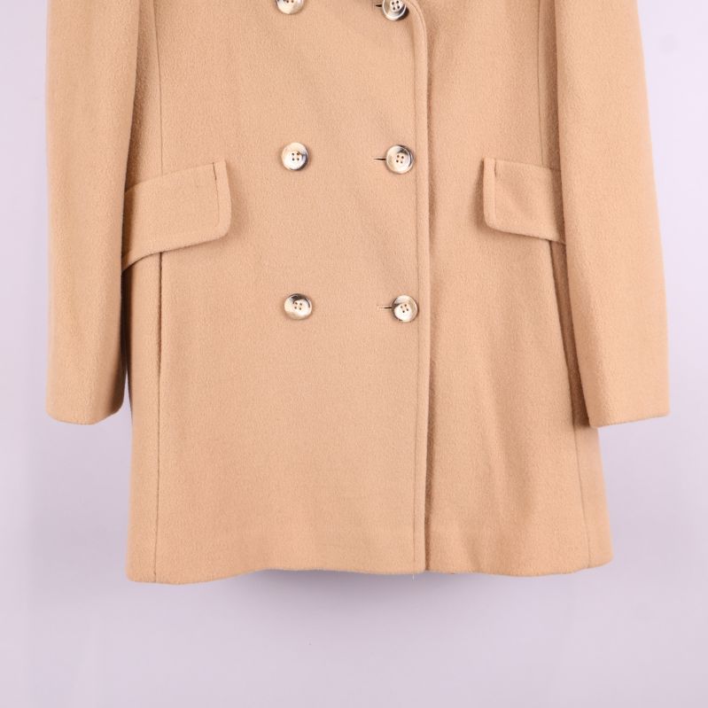 Nederdelen av beige kappa med fickor