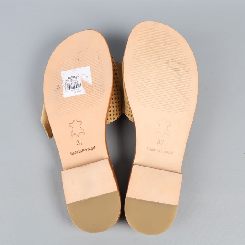 Undersida av sandaler med storlek och märke