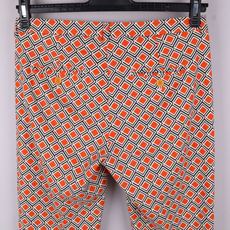 Närbild av bakfickor med orange knappar