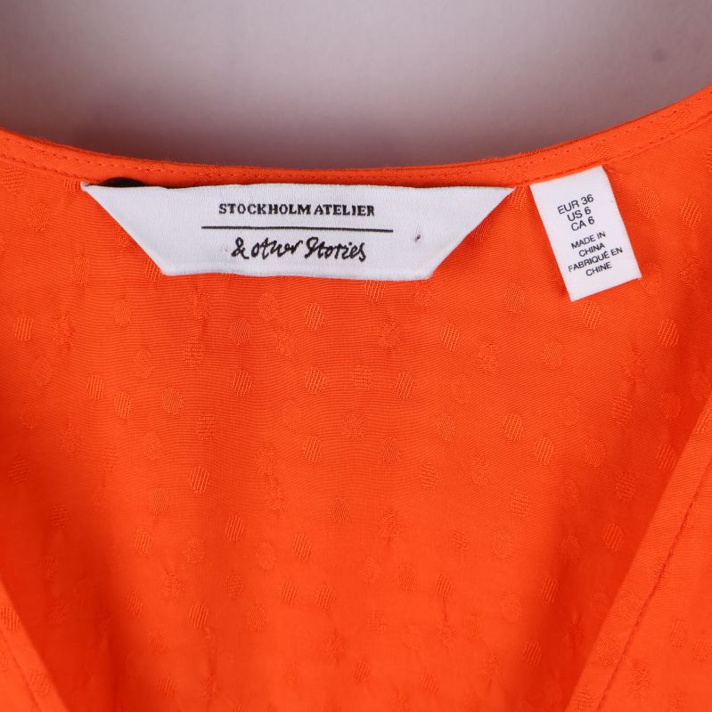 Etikett av & Other Stories på orange blus