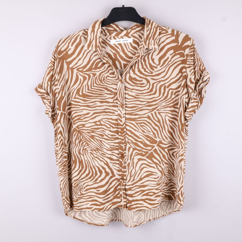 Brun- och vitrandig kortärmad skjorta framifrån