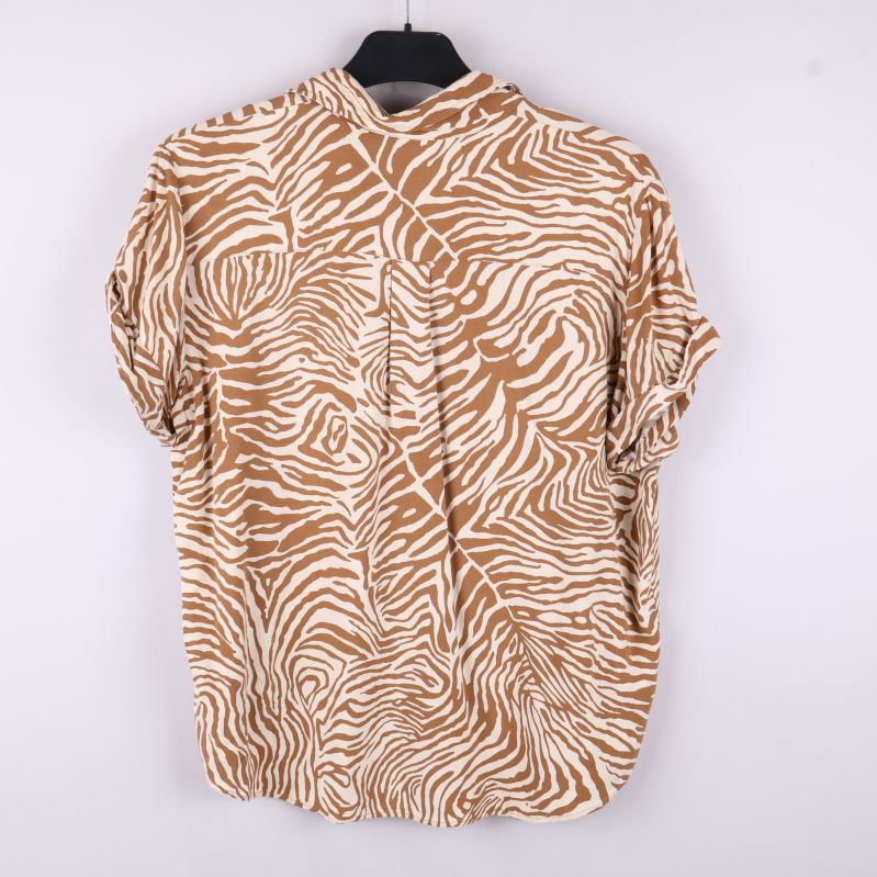 Baksida av brun- och vitrandig skjorta med zebramönster