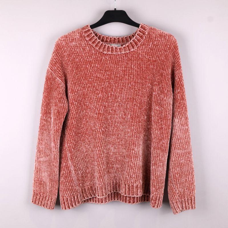 Framsidan av stickad tröja 