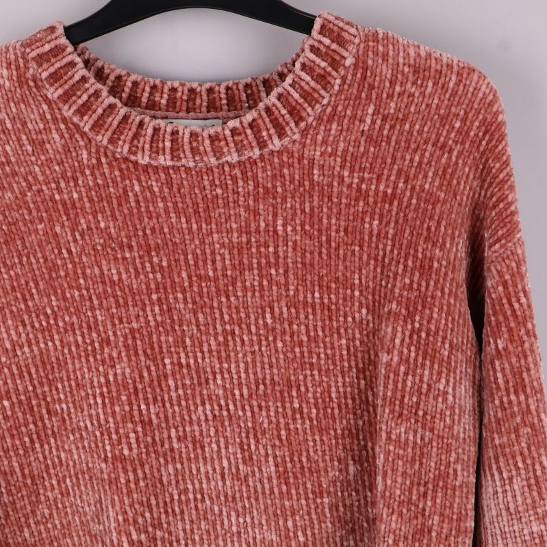 Närbild av stickad tröjas textur och halsringning