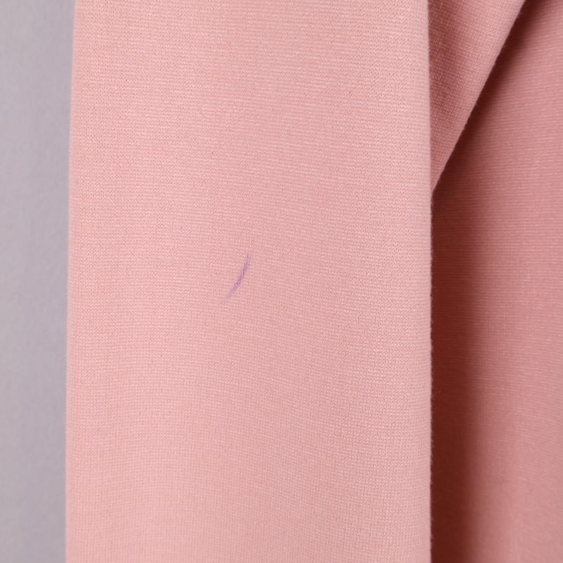 Närbild, fläck på rosa blusärm