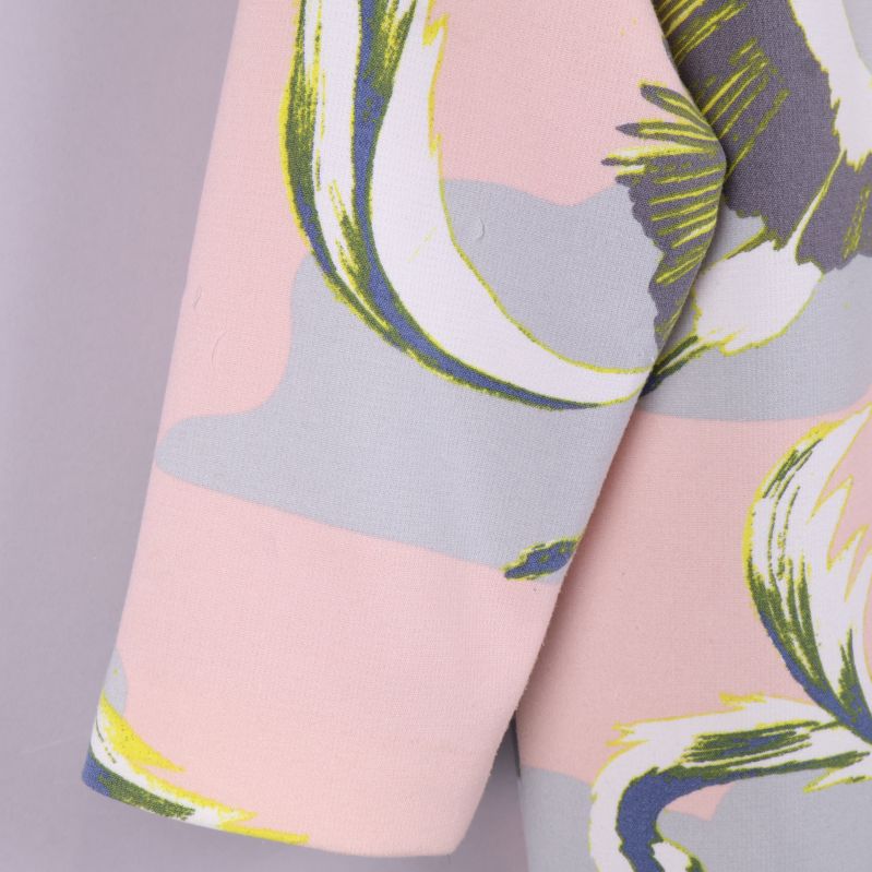 Materialetikett med specifikationer för polyester