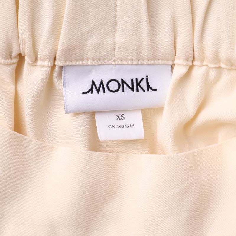 MONKI logotyp på kjolens etikett