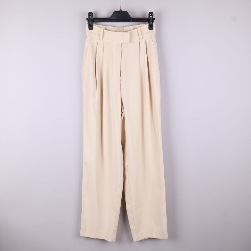 Beige vida byxor framifrån 