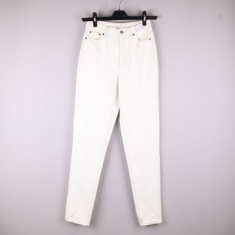 Vita jeans med rak passform hängande
