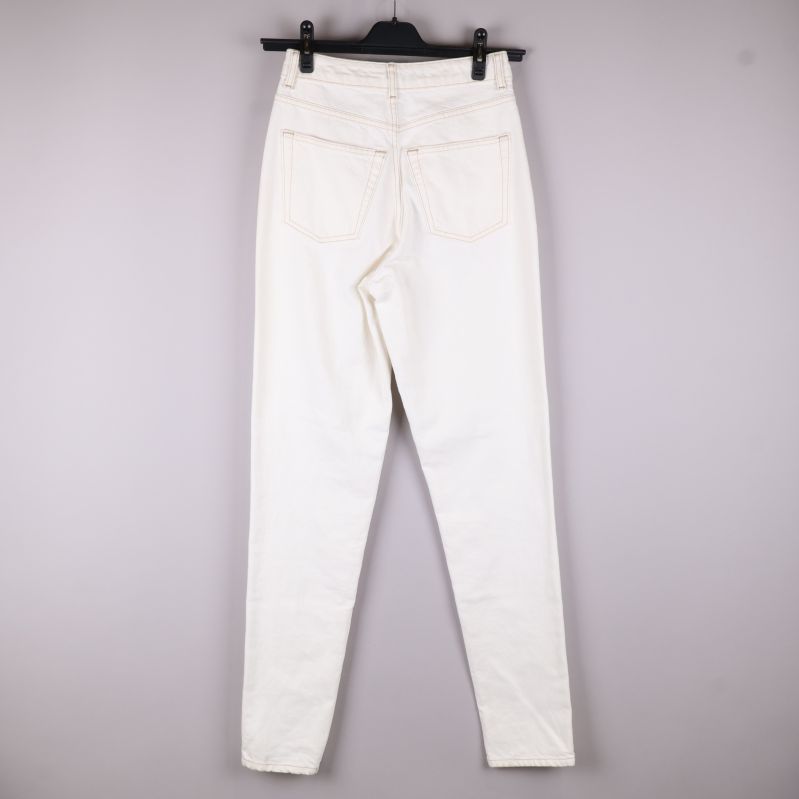Baksida av vita jeans med fickor