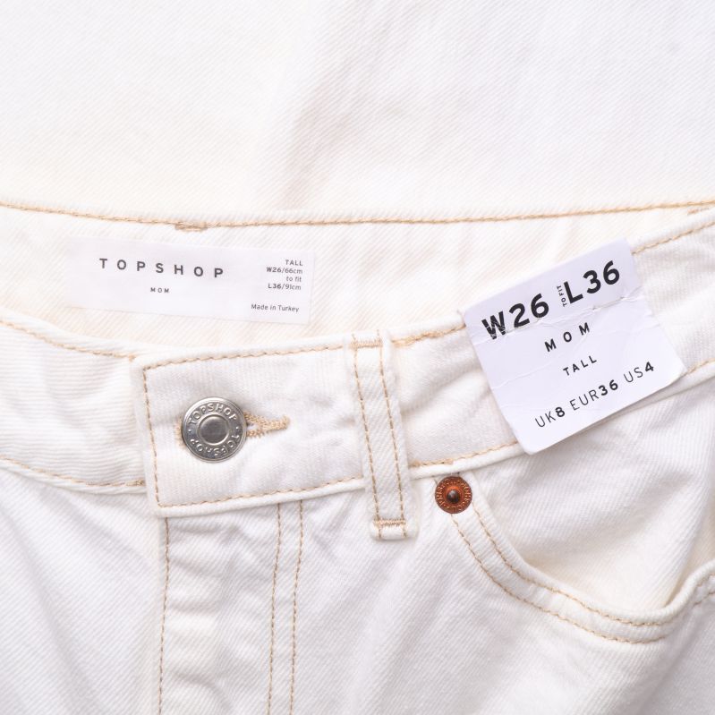 Närbild av Topshop etikett, storlek W26
