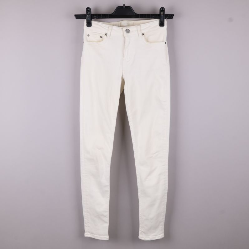 Framsida av vita smala jeans hängandes