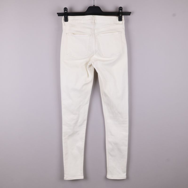 Baksida av vita smala jeans hängandes
