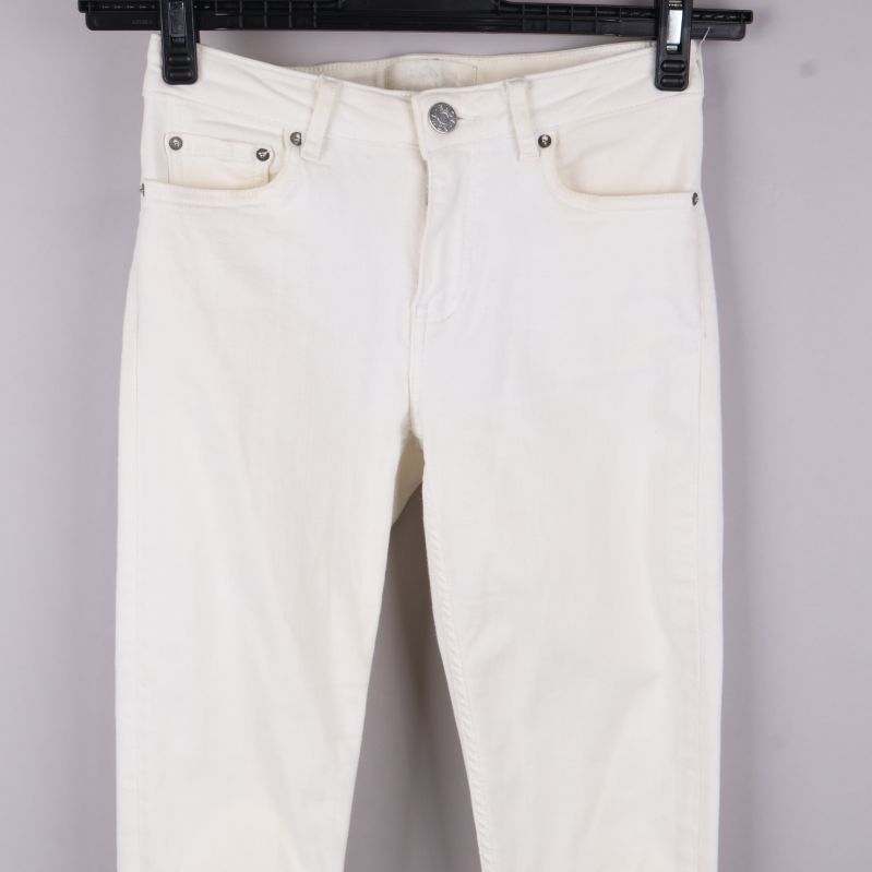 Närbild på jeans framtill med knapp
