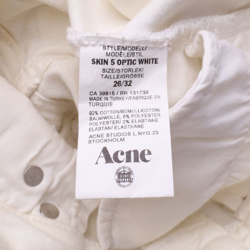 Textiletikett med storlek och materialinformation