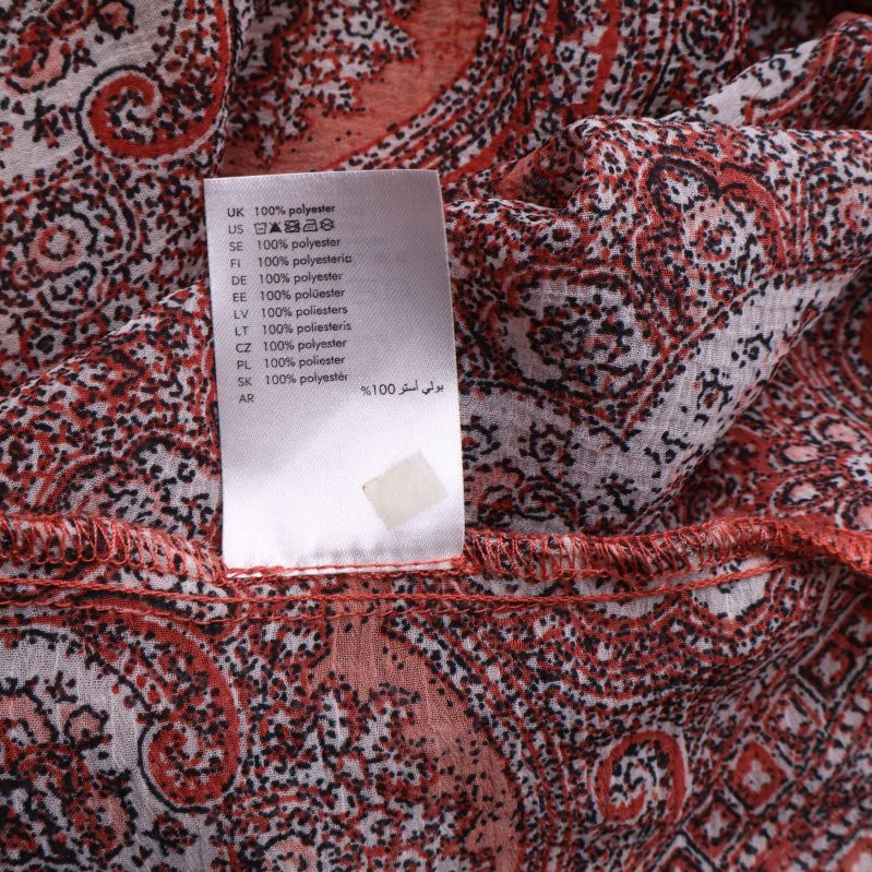 Materialetikett som visar 100% polyester
