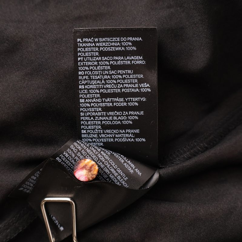 Materialetikett med information om polyester
