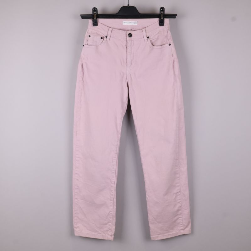 Framsida av ljuslila jeans 
