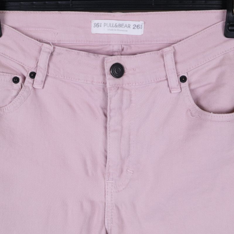 Närbild av knapp och övre del av jeans