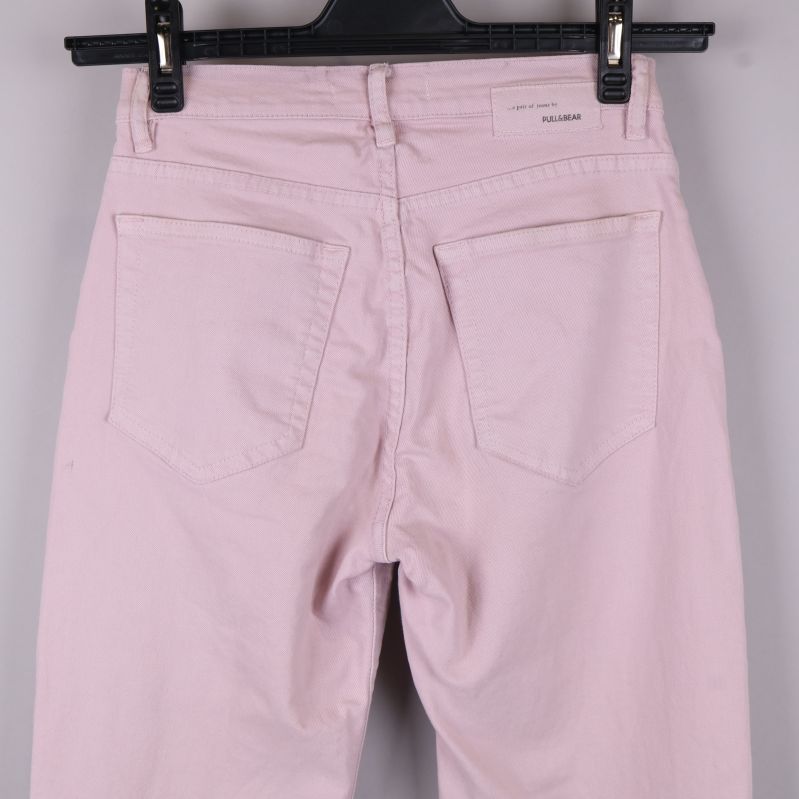 Baksida av ljuslila jeans 