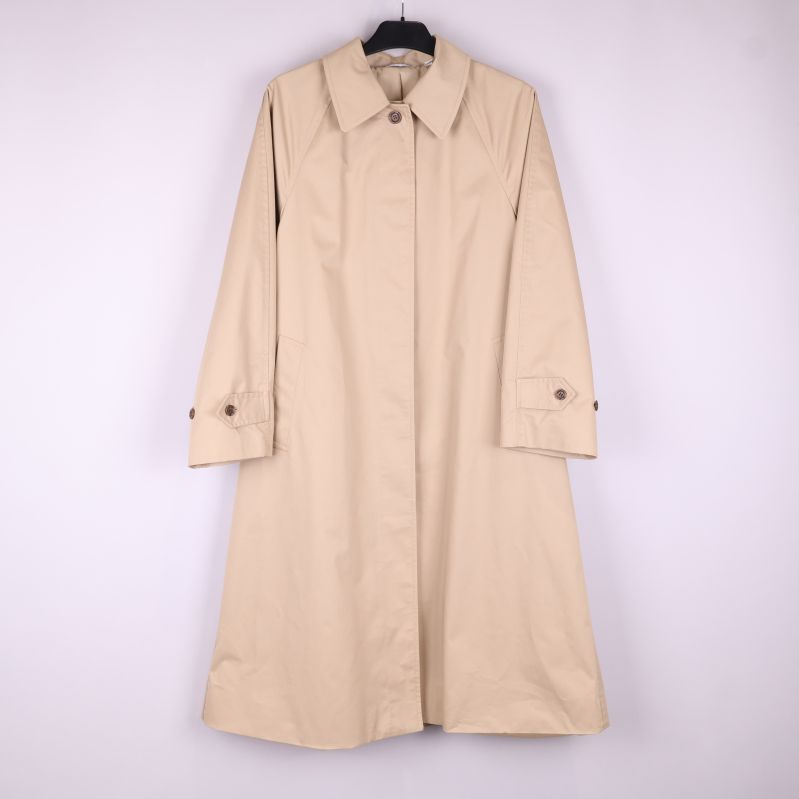 Beige trenchcoat framifrån med krage och knappar