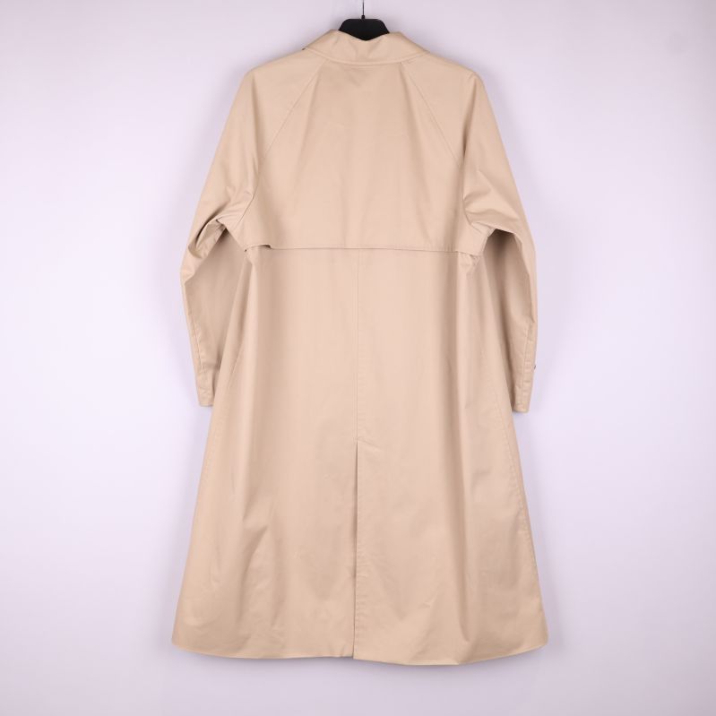 Beige trenchcoat bakifrån med slits